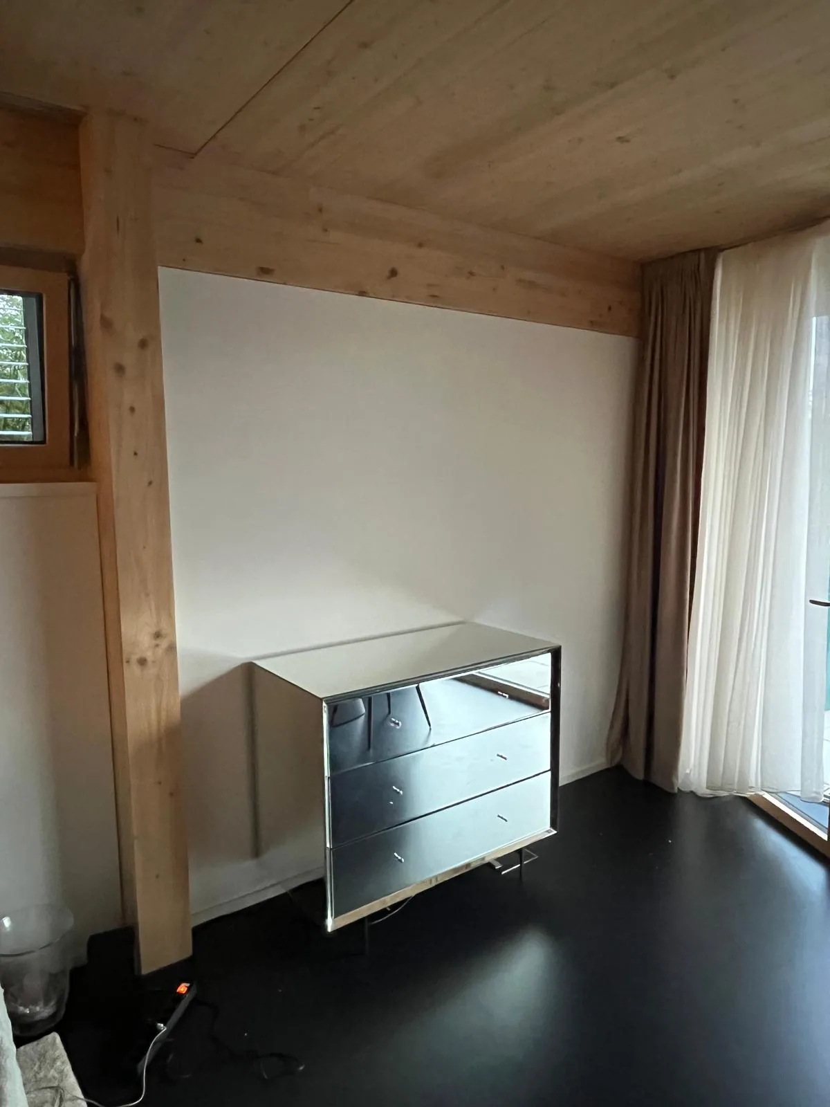 Möbelmontage an der Wand